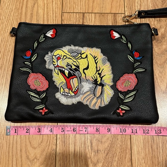 Embroidered faux leather purse/clutch - Picture 4 of 5